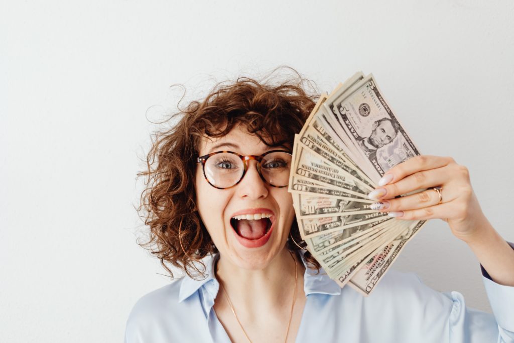 woman-with-cash
